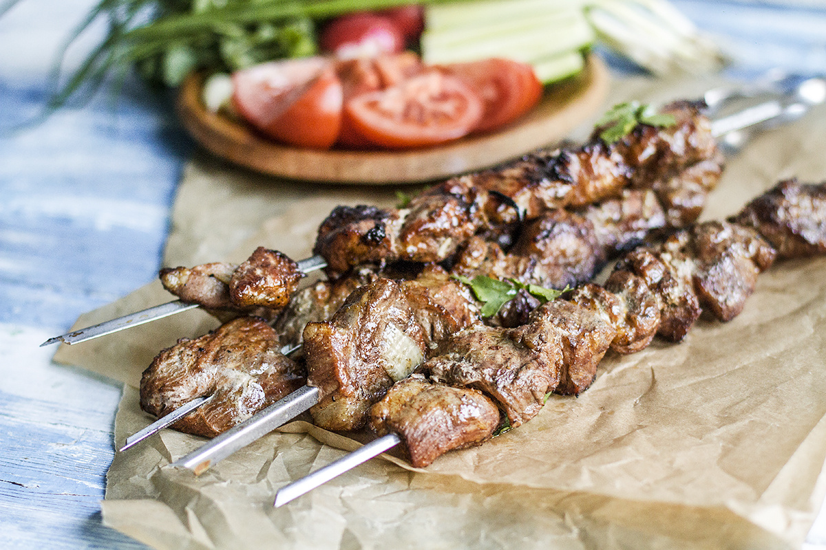 Шашлык из свинины в грузинском маринаде со свежими овощами