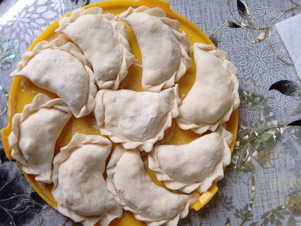 А это вареники: самые простые с картошкой и зеленью, со смородиной, с творогом.