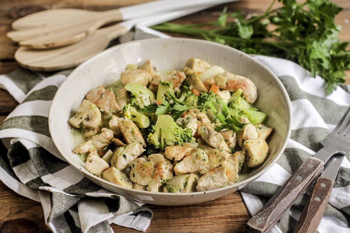 Сливочная индейка с грибами, брокколи и шпинатом