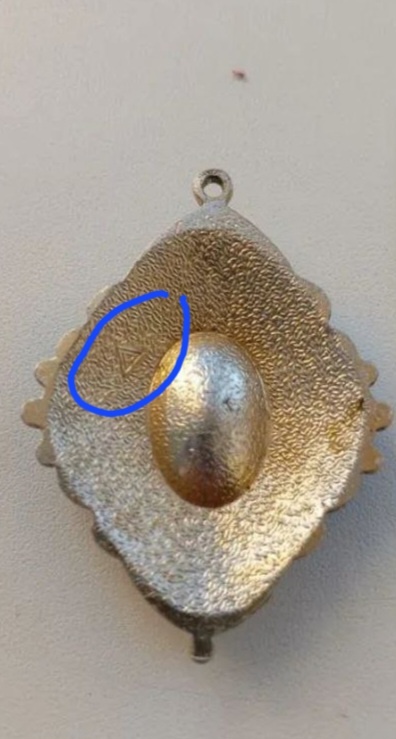 Вот такое клеймо с треугольника и буквой Р внутри на моем кулоне.