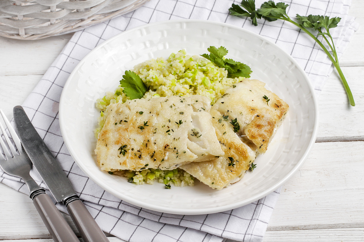 Филе трески «Триполи» с кускусом и кабачками