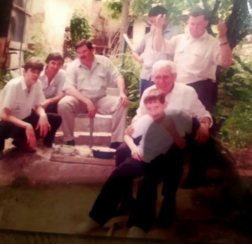 Папа в кругу своих сыновей и внуков.Слева направо: мой сын Тимур, я, Али, Алмас, Фридун, папа с Маратом. Ориентировочно 1998-2000 гг. Ташкент, во дворе родительского дома.
