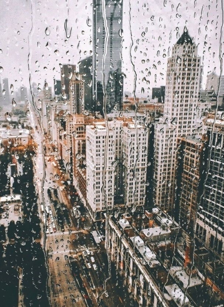 Хочется кричать!!! Просить прощения!!!!
Я сам не знаю, что со мной и почему.
Огонь горит внутри меня и властвуют сомнения.
Что в мире этом я не нужен ни кому.

Кричать хочу:
— Хоть кто-нибудь! Спасите!!!
— Избавьте от мучений пламенем меня!
Но вместо этих слов лишь только
— Уходите!!!
Как будто в ярости выкрикиваю я.

Не нужен мне ни хват руки, ни ваша жалость.
Я сам себе не верю и ни кому из вас,
Судьба такая мне навек досталась.
Гореть в огне, следить, чтоб не погас.

Вокруг себя я сам построил стену,
Чтоб пламенем мне близких не обжечь.
Я не ищу ни для кого замену.
И уж тем более каких-то новых встреч.