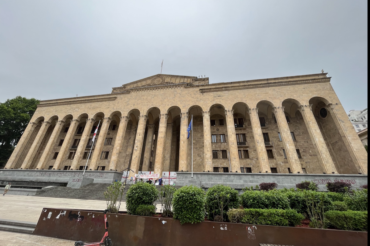 Грузинский парламент., около которого каждый вечер стабильно проходят митинги за европейский выбор