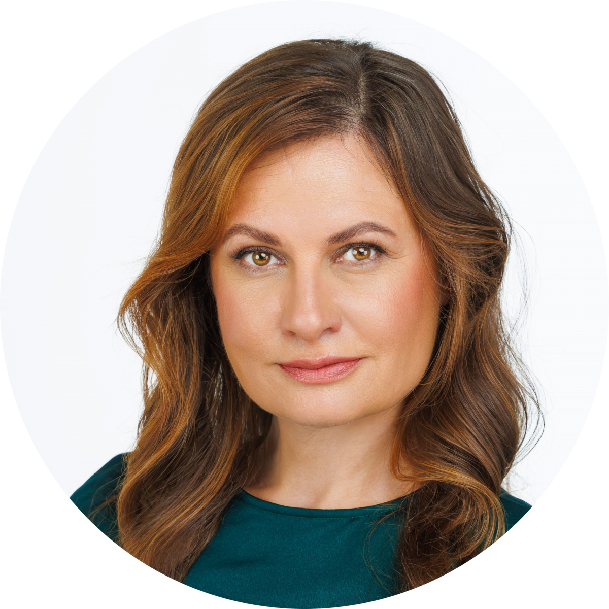 – Подвал – это собственность жителей МКД, согласно ст. 36 ЖК РФ. Он может быть передан кому-то в пользование только по решению общего собрания собственников жилья. Деньги от аренды должны идти собственникам. Чтобы его переоборудовать, тоже нужно решение собственников, причем это должно быть согласовано с БТИ и органами местной власти с последующим внесением изменений в паспорт дома. Получить такое разрешение практически невозможно, поскольку подвальное помещение не соответствует санитарным нормам для жилого помещения: нет естественного освещения, нарушены микроклимат и вентиляция и другие требования. Если подвал заселили сотрудниками УК, обеспечив все условия для комфортной жизни, нужно зафиксировать это на фото и видео и потребовать от УК вернуть помещение в первоначальный вид. А в случае отказа обращаться в жилищную инспекцию, прокуратуру или сразу в суд, – пояснила руководитель Центра Ольга Атемасова.