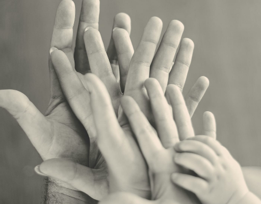 Забота о ребенке - это прямая обязанность взрослого. Оберегать от инфекционных болезней  тоже входит в понятие о заботе. Изображение by supa.ru