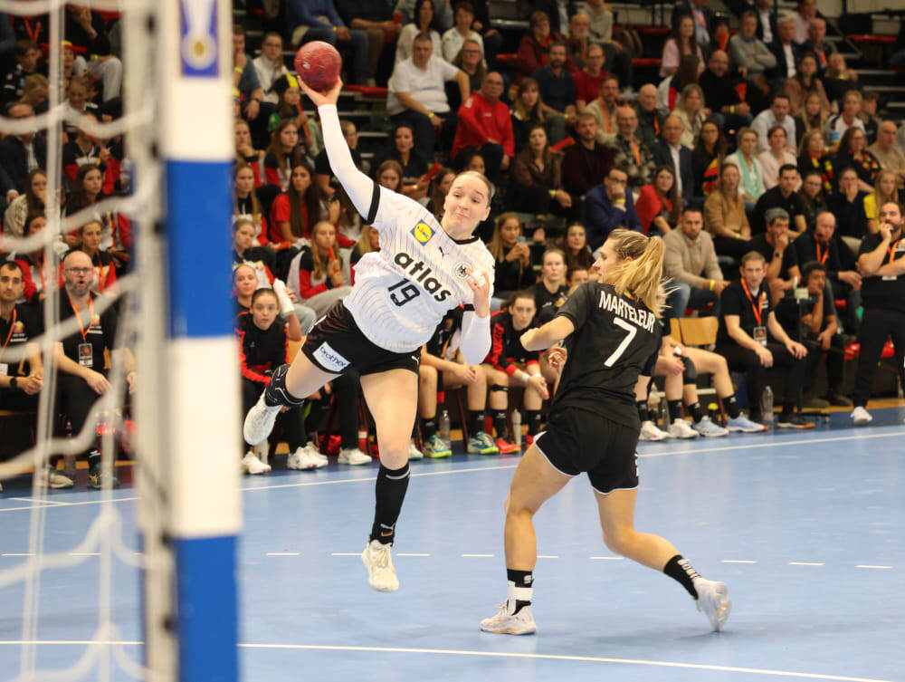    Нике Кюне забросила шесть мячей