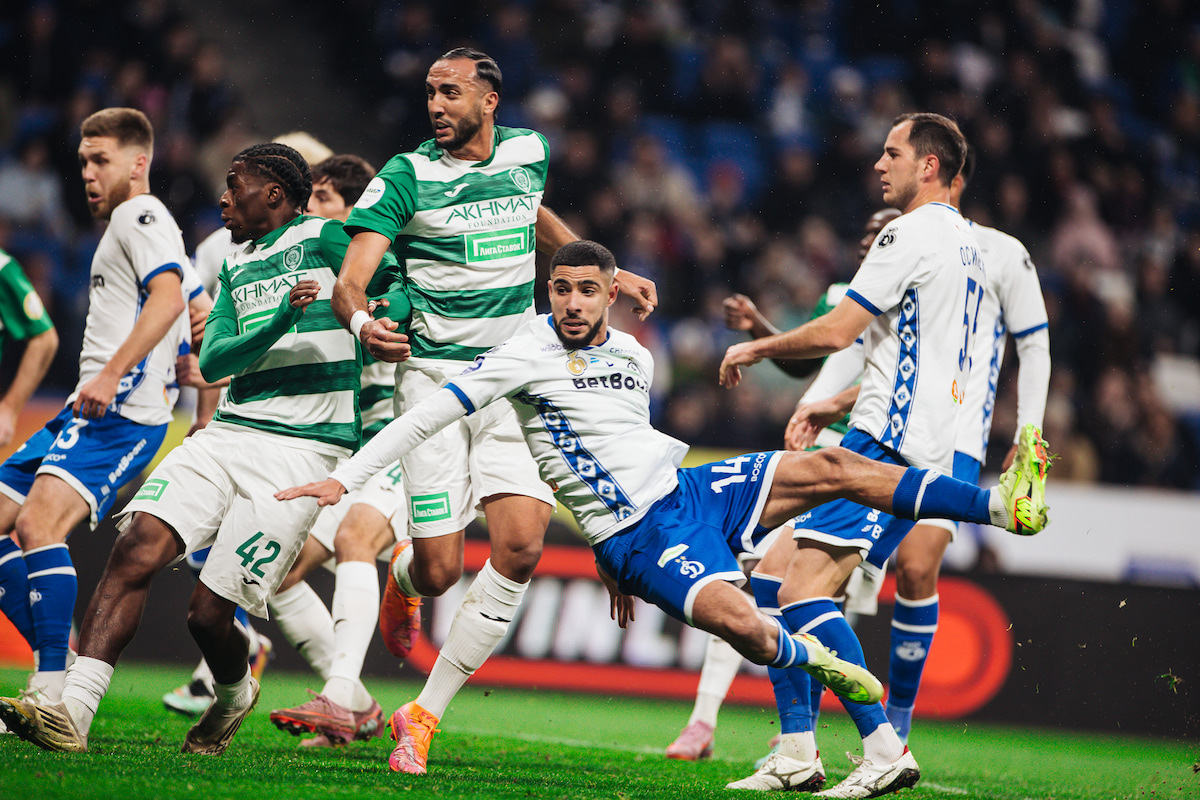 Эль-Мехди Маухуб (в центре)