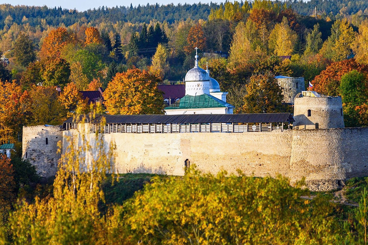 Осень в долине у Старого Изборска