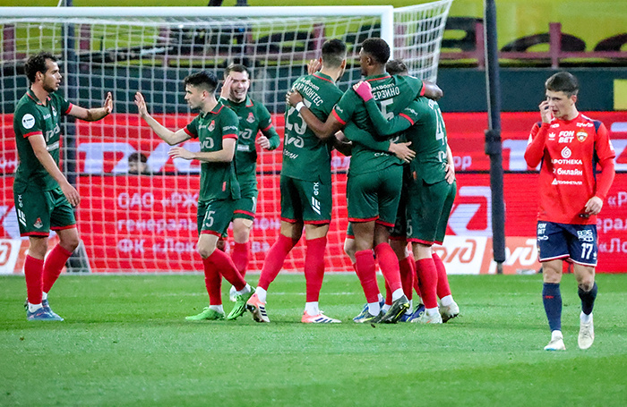    Игроки «Локомотива» радуются забитому голу во время матча. Евгений Мессман/ТАСС