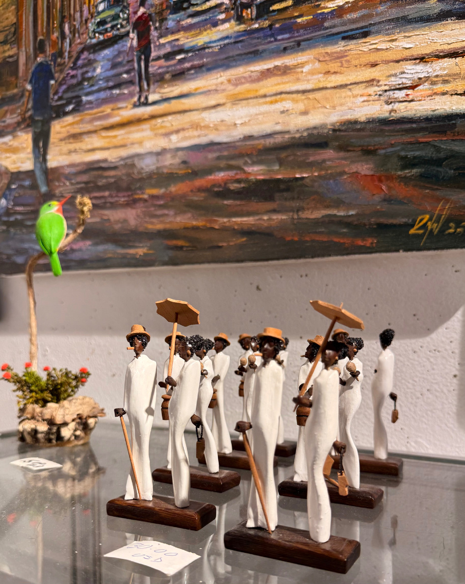 Деревянные фигурки в сувенирном киоске аэропорта Варадеро. Куба 