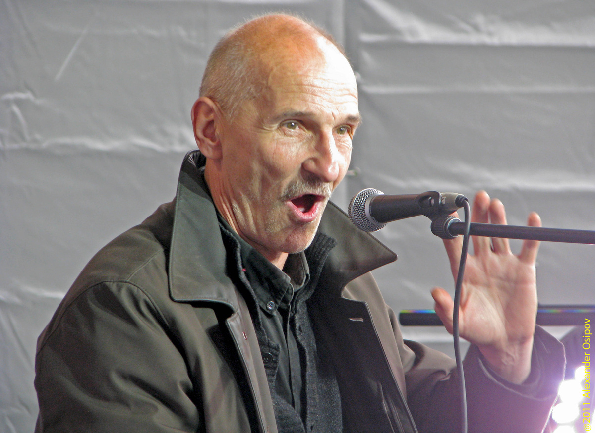 Петр Мамонов представляет свою книгу «Закорючки» на фестивале BookMarket-2011. ЦПКиО им. М. Горького, 10 сентября 2011 г.