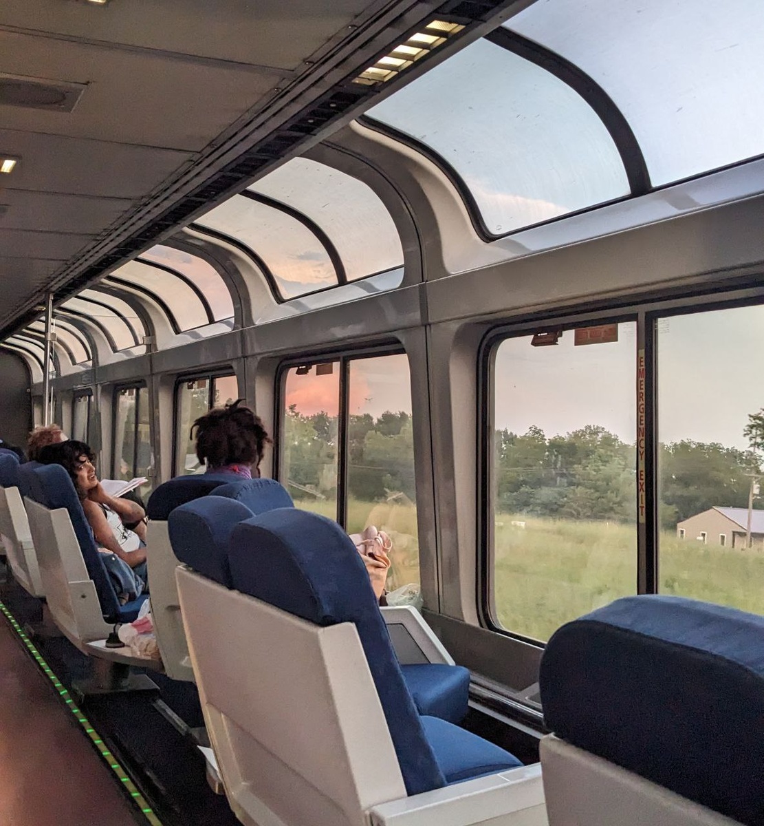 Вот так выглядят те самые вагоны. Просторно, уютно, есть зарядки для техники. 