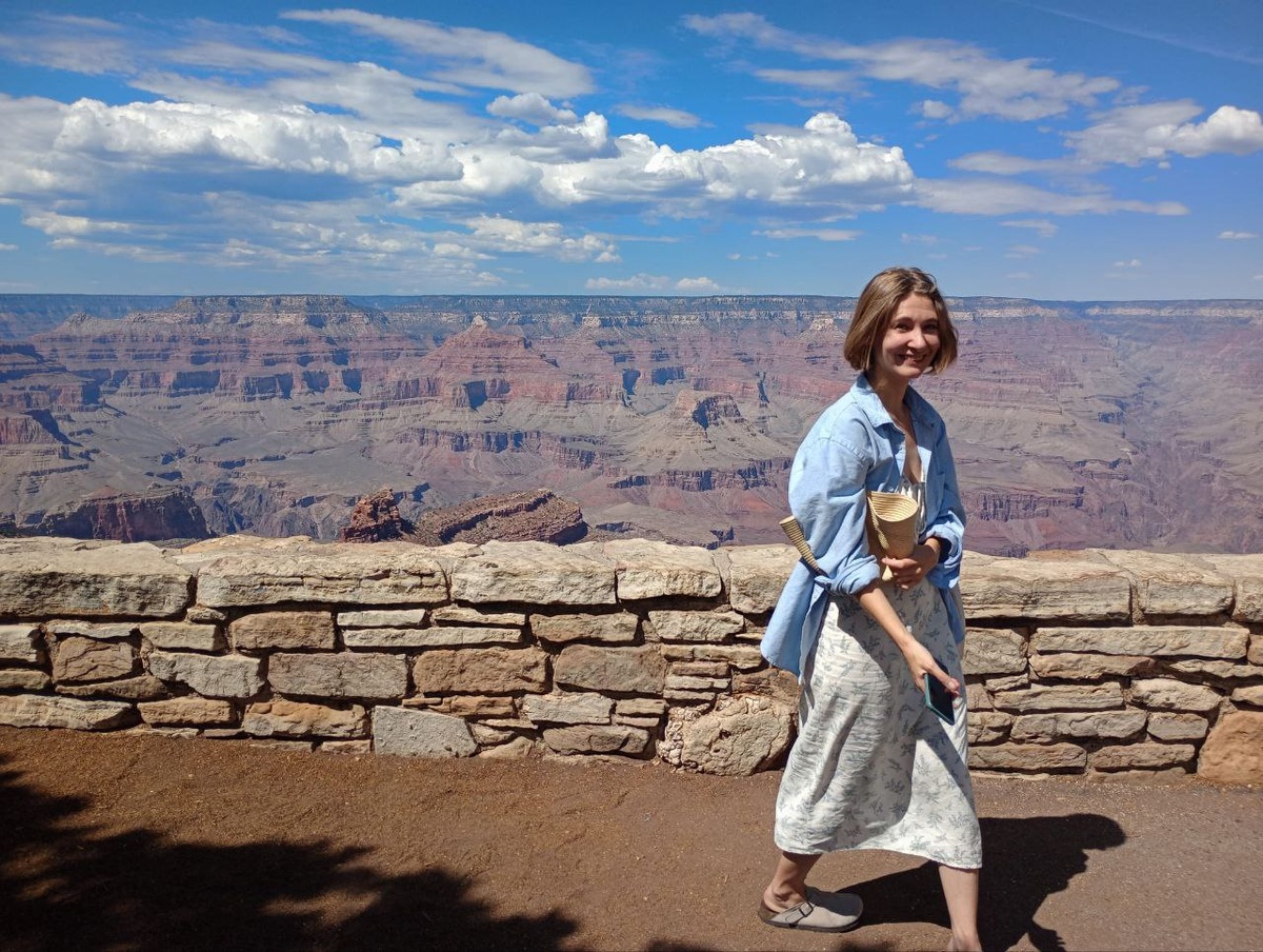 Самым ярким опытом оказалось спуститься по дорожкам внутрь каньона, где мы налетели на дикого горного козла. Он довольно настороженно отреагировал на наше появление, но пропустил.