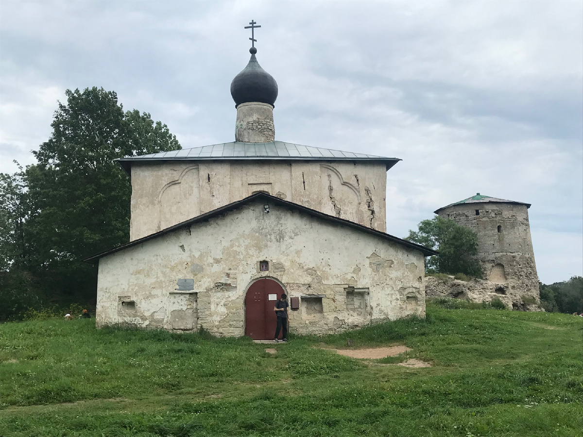 Церковь Косьмы и Дамиана с Гремячей горы и Гремячая башня на заднем плане. Фото автора 