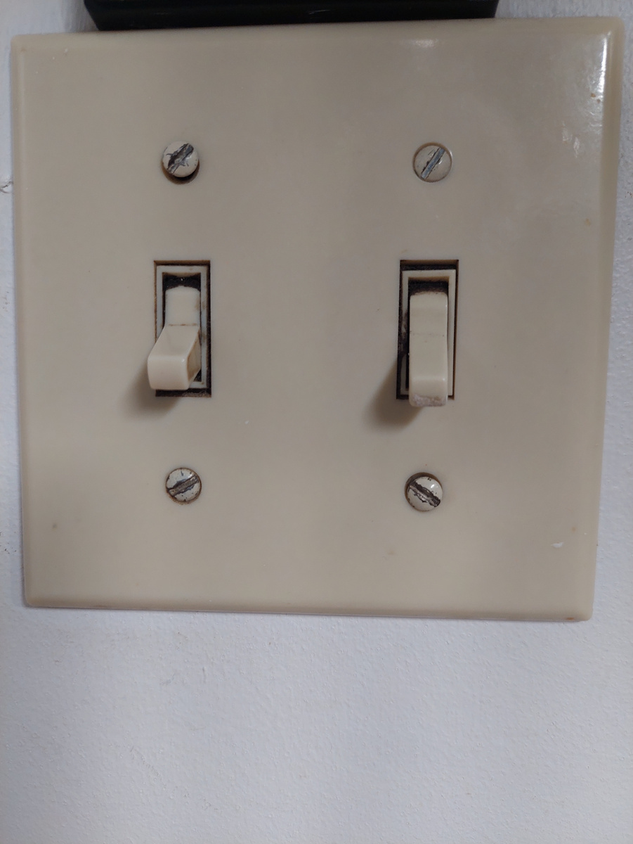 Такие выключатели - совершенно нормально для Канады. 