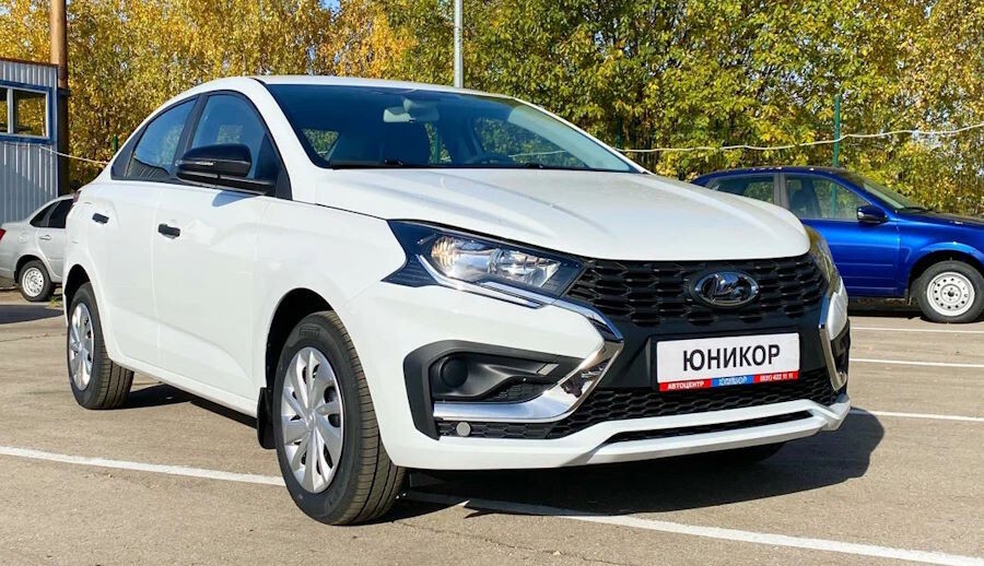 Базовая «Лада Искра» на стоянке одного из дилерских центров