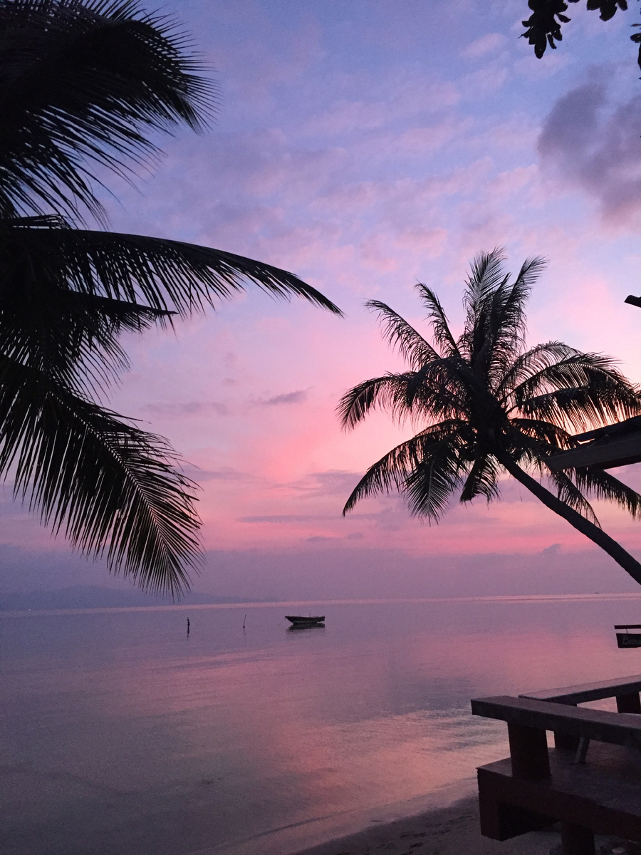 Фото без фильтров. Это самый волшебный сиреневый закат, который я видела  в своей жизни. И время замирает... пляж Бан Тай, остров Панган, Тайланд, январь, 2020