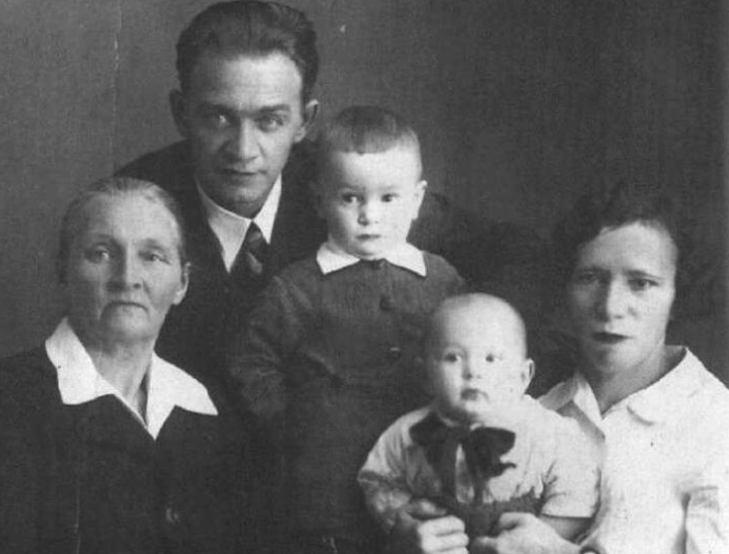 Маленький Эдуард Успенский с отцом, мамой, братом и бабушкой