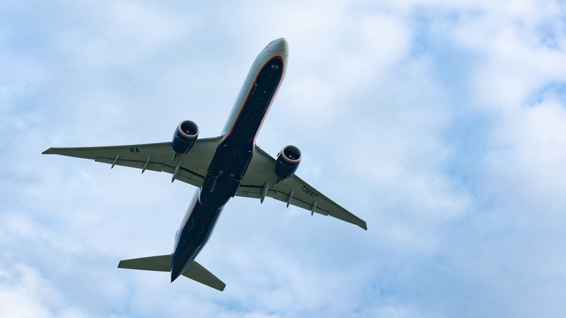 В Гонконге грузовой Boeing 777 упал в море, выкатившись за пределы ВПП