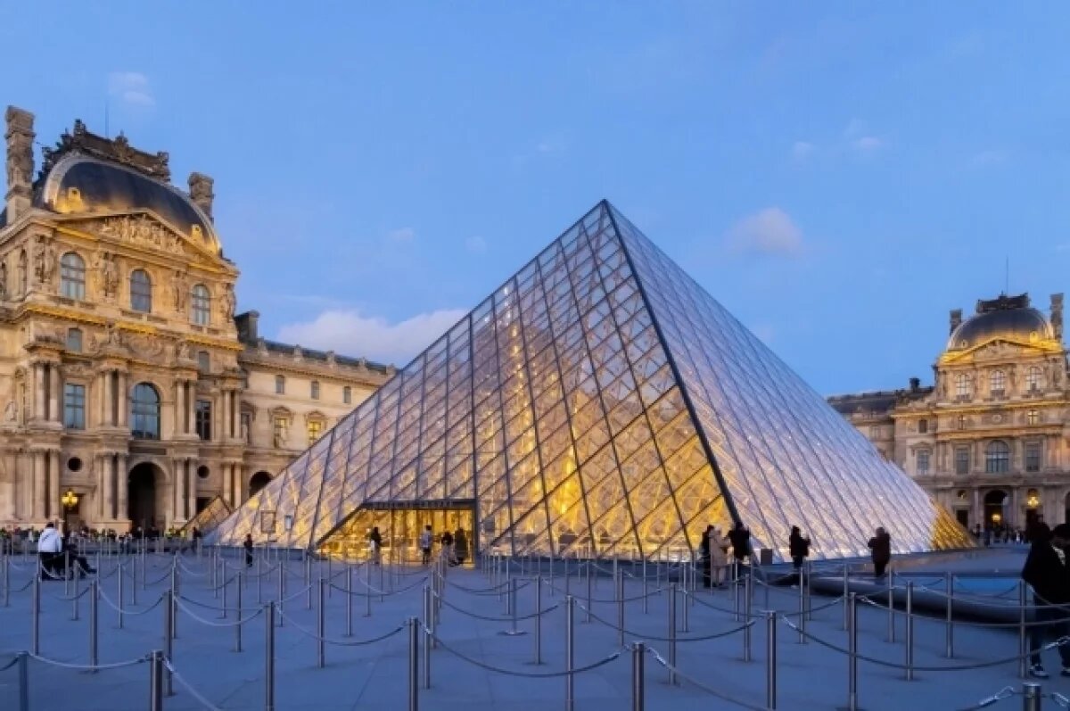    Parisien: украденная из Лувра подвязка императрицы стоила почти 7 млн евро