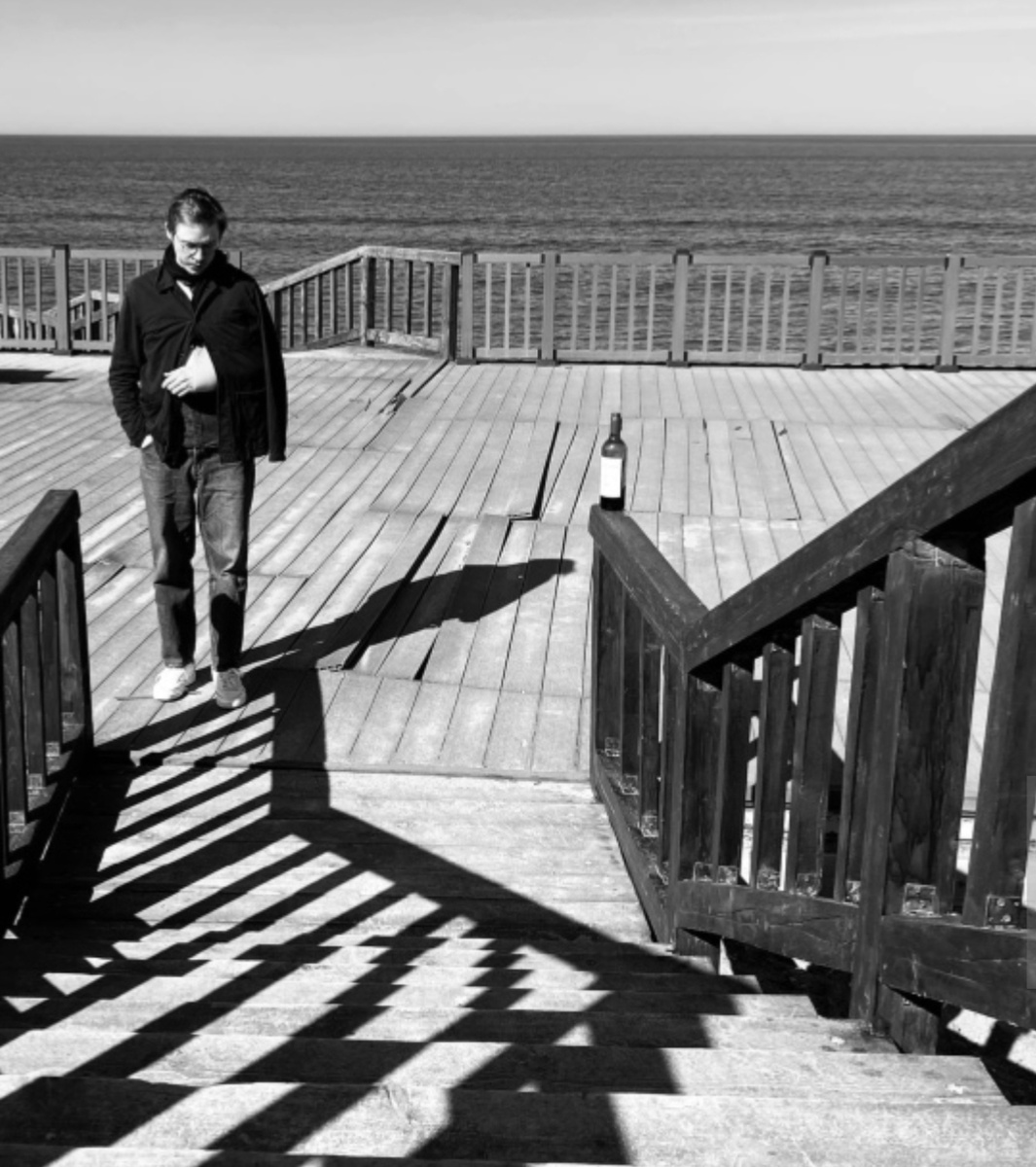 Сахалин. Охотское море. Во время гастролей  (2021г) Митя со сломанной ключицей. Фото со страницы актёра в ВК. 