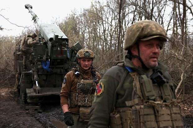    Артиллеристы 3-й оперативной бригады Национальной гвардии Украины перед выстрелом в районе Красноармейска (Покровска), Донецкая народная республика (ДНР), Россия, 6 апреля 2025 года. Фото: Violeta Santos Moura / Reuters