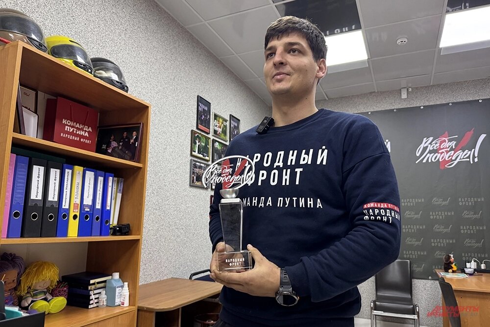    Илья Малий с наградой. Фото: АиФ/ Дмитрий Григорьев