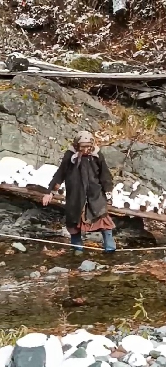    Отшельница торопится навстречу гостям. Фото: иерей Игорь Мыльников.