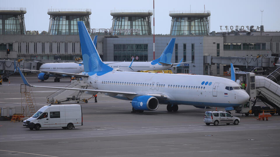     Пулково перестал принимать рейсы из-за выкатившегося с полосы самолета ИЗВЕСТИЯ/Сергей Коньков
