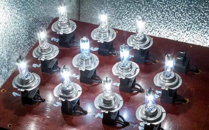     Для разряда батарей током в 25 А использовали набор автомобильных ламп. Подбором их числа можно установить практически любую необходимую нагрузку.