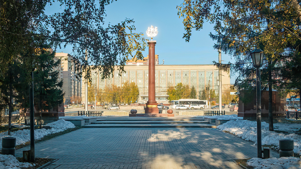 Стела в честь трудового подвига Ленинградцев, эвакуированных в Новосибирск в годы Великой Отечественной войны. Новосибирск. Фотография - www.openmainphoto.ru