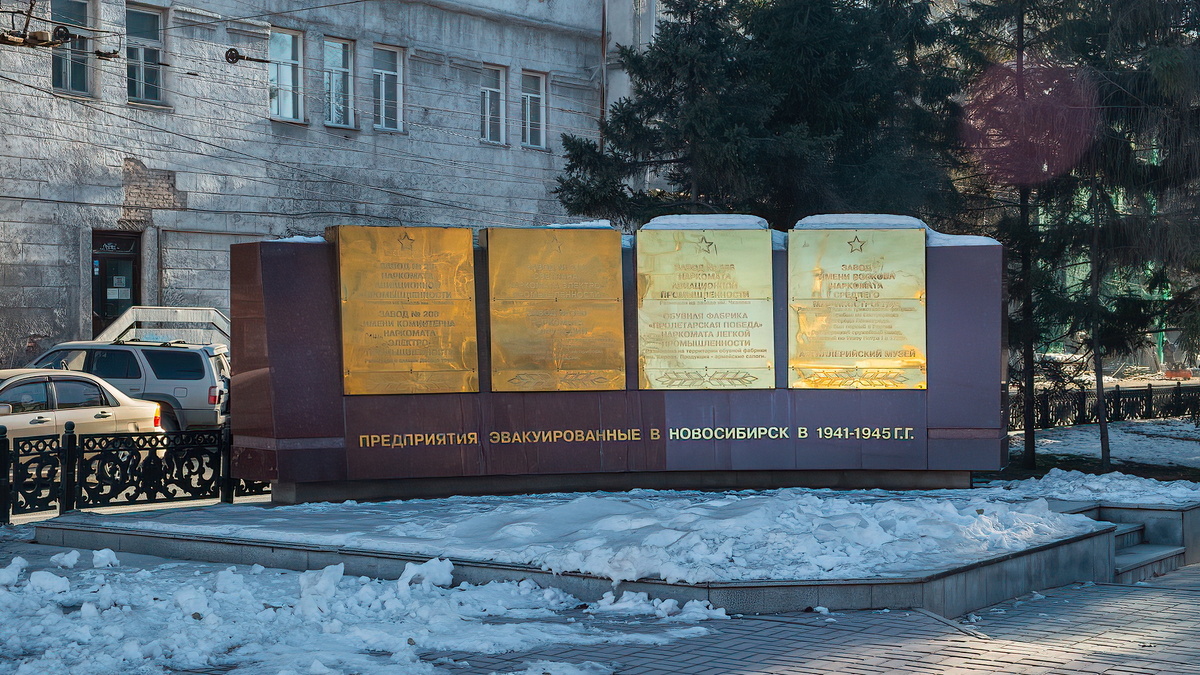 Стела в честь трудового подвига Ленинградцев, эвакуированных в Новосибирск в годы Великой Отечественной войны. Новосибирск. Фотография - www.openmainphoto.ru