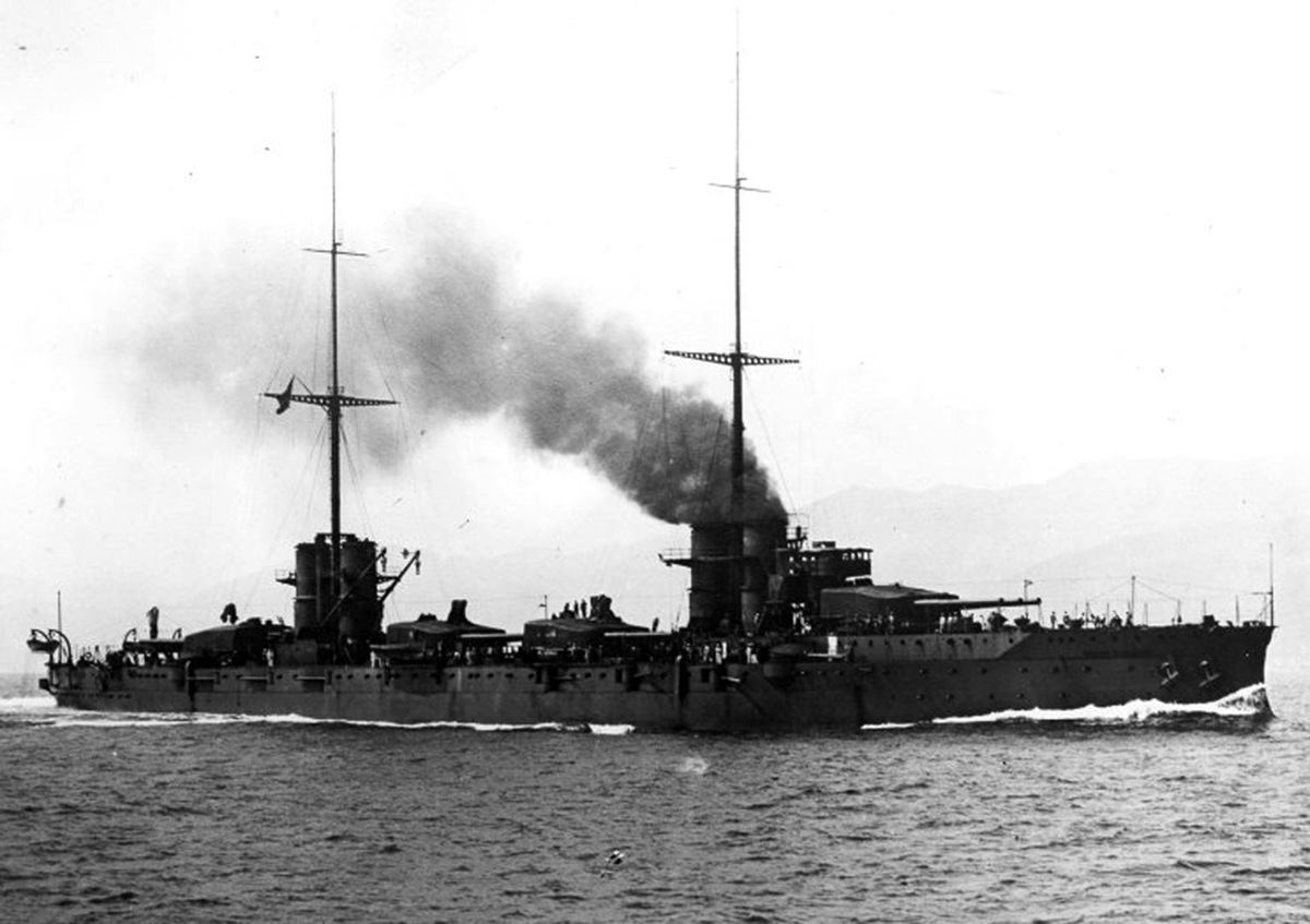 «Данте Алигьери» - единственный итальянский дредноут с линейно расположенными
трехорудийными башнями главного калибра