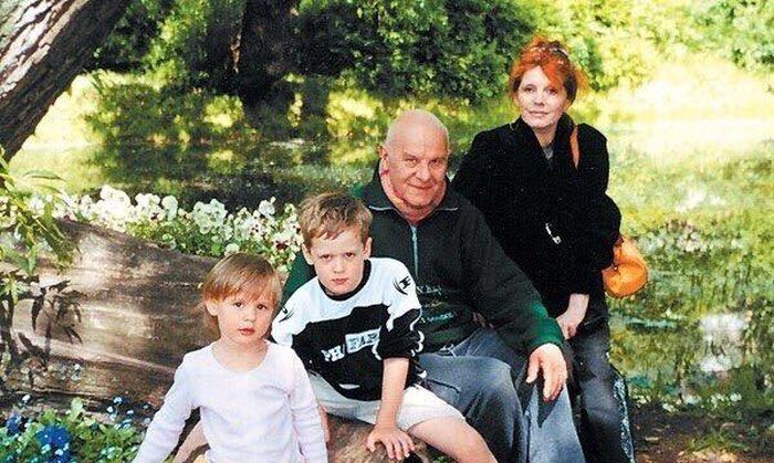 Клара Новикова с мужем и внуками