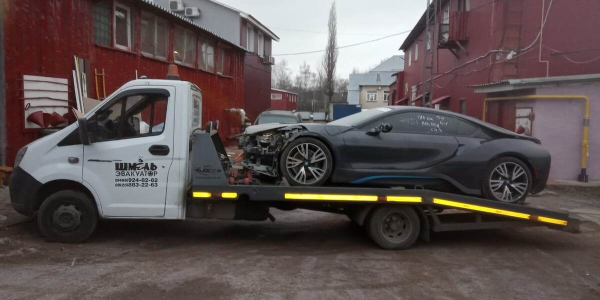 Эвакуатор забирает машину после ДТП – типичная картина на российских дорогах