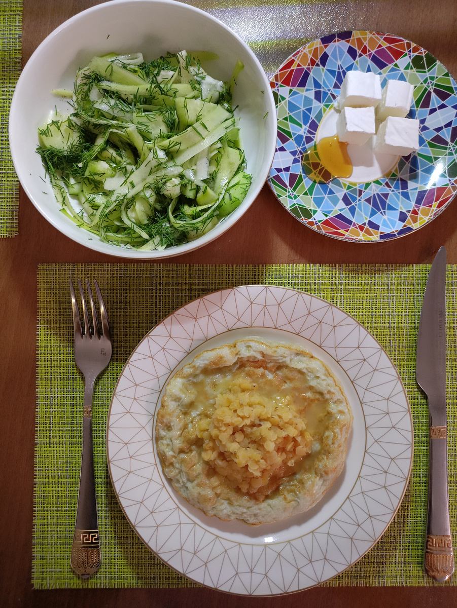 Кбжу такого завтрака: 386 ккал, жиров 24,2 гр, углеводов 14,82 гр, белка 25 гр. 