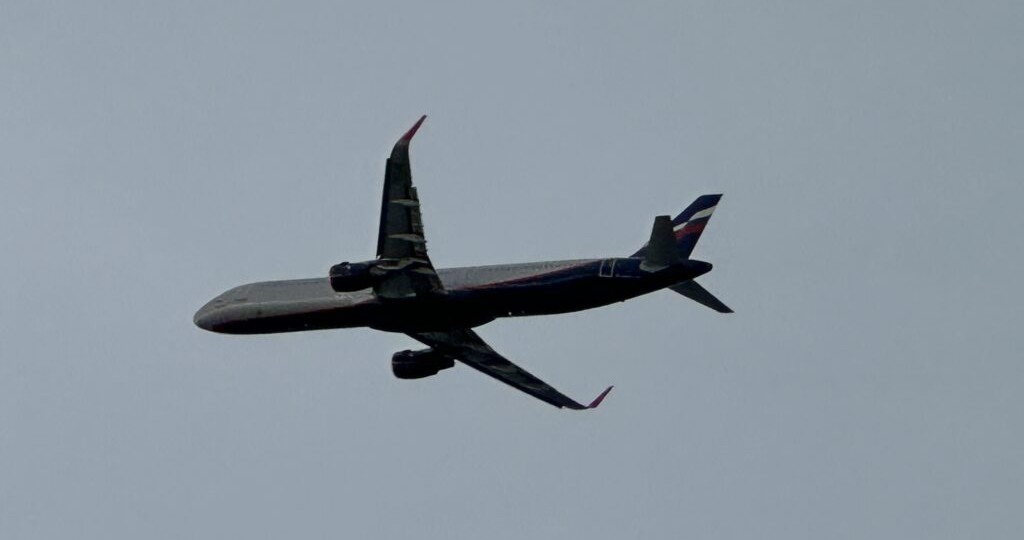 Самолет с неисправными шасси сел в поле рядом с полосой в аэропорту Пулково