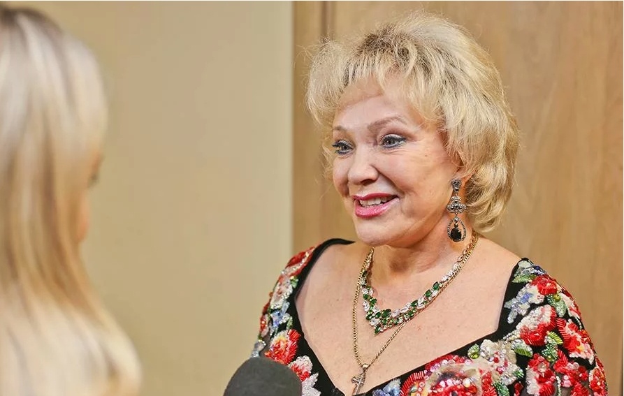 Артистка стареет естественно и не перебарщивает с «уколами красоты» или пластическими вмешательствами. 