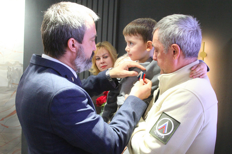    Медаль по просьбе отца прикрепили внуку (фото: Музей-заповедник Сталинградская битва)