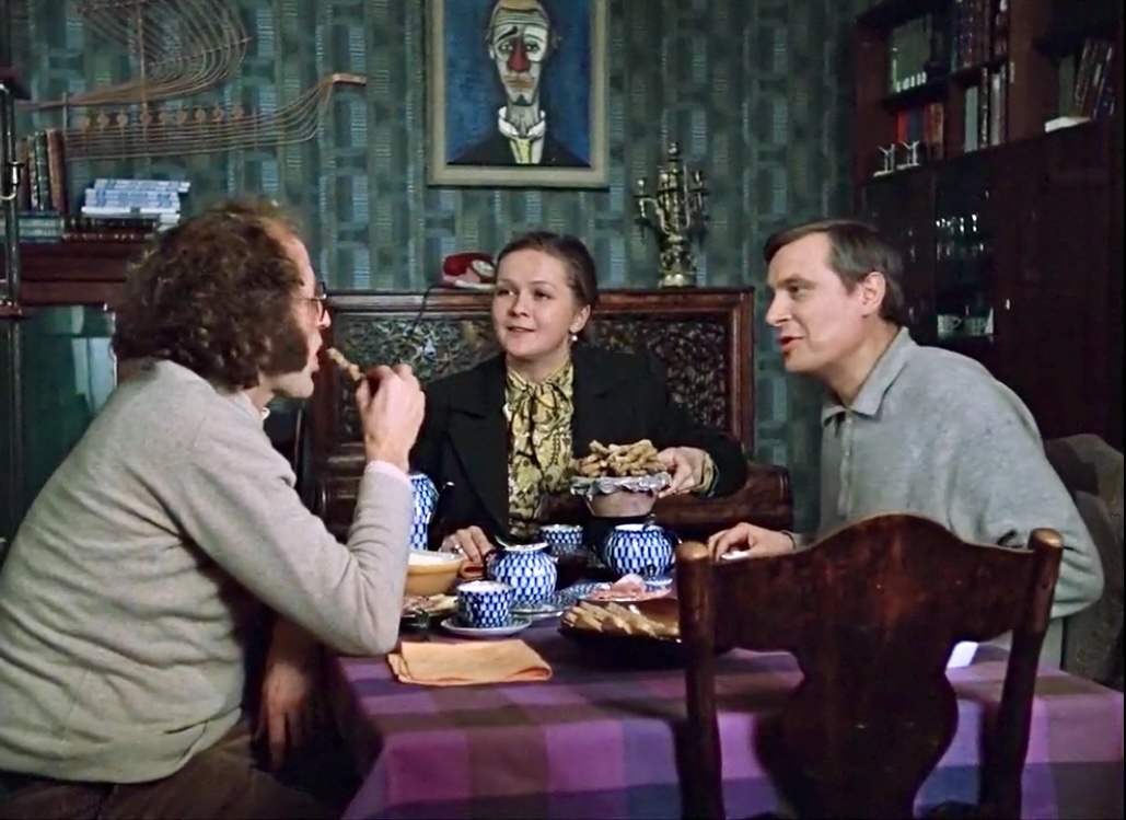 Нина Бузыкина угощает Билла хворостом