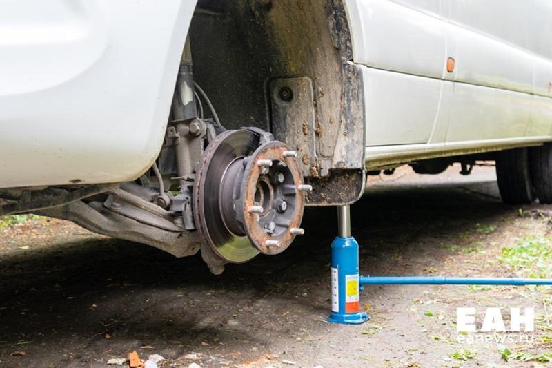    ЕАН / Машина со снятым колесом