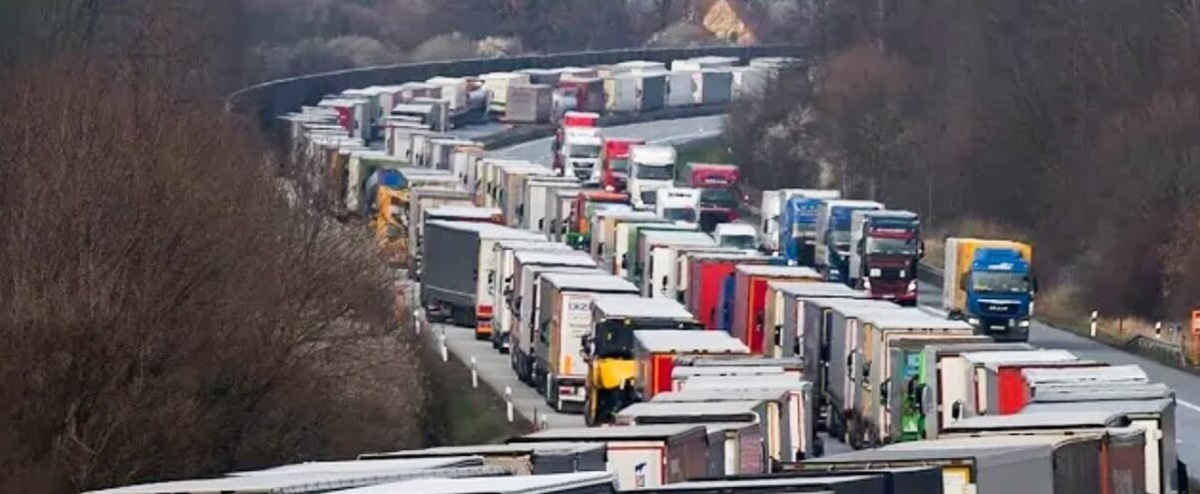 НА ГРАНИЦЕ РОССИИ И КАЗАХСТАНА ОБРАЗОВАЛИСЬ МНОГОКИЛОМЕТРОВЫЕ ЗАТОРЫ ИЗ ФУР