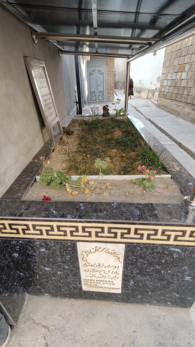 Похоже что это захоронение. Сразу вспомнила, как в Абхазии так же, блуждая по Каштаку , видела захоронения во дворах.  Там такой обычай был и до сих пор можно встретить... Чего  только не узнаешь в путешествиях 🫢