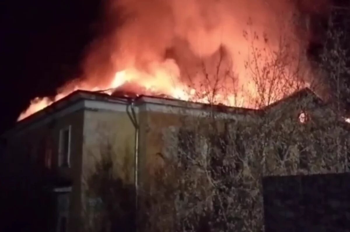    Школа площадью 600 кв. метров ночью загорелась в Юрге