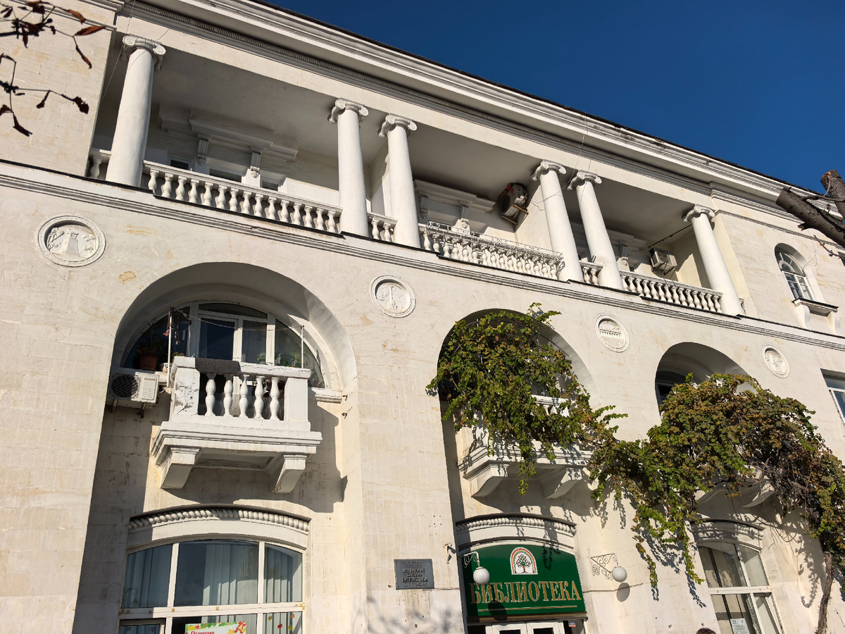 1. Фото сделано 17 октября 2025 года. Дом на Ленина, 76.