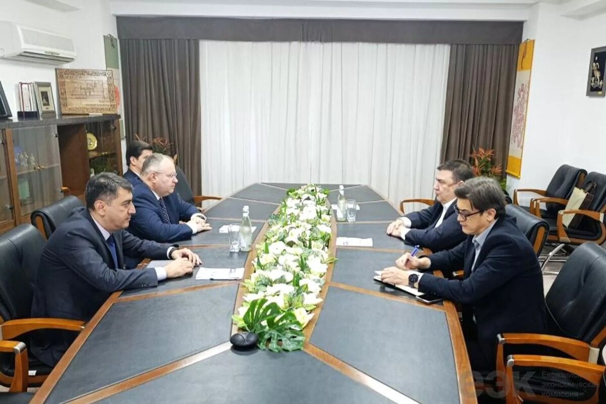 Министр по конкуренции и антимонопольному регулированию ЕЭК Максим Ермолович провел рабочую встречу с зампредседателя правления Узбекской республиканской товарно-сырьевой биржи Набихоном Саматовым © Photo : Пресс-служба ЕЭК