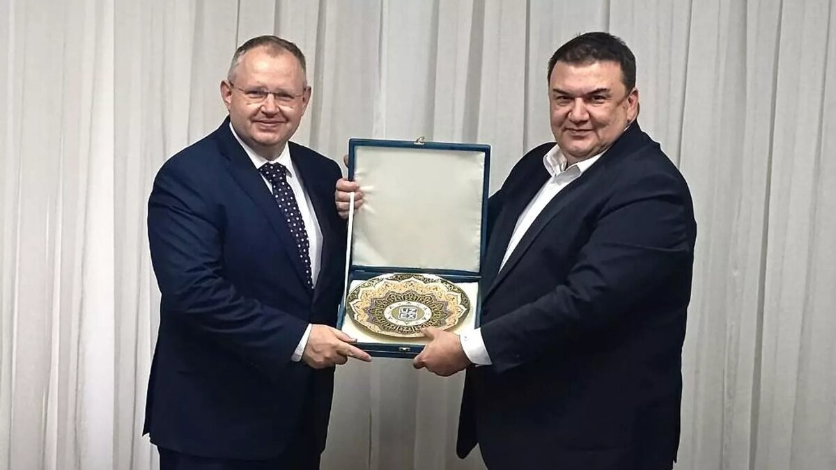 Министр по конкуренции и антимонопольному регулированию ЕЭК Максим Ермолович и зампредседателя правления Узбекской республиканской товарно-сырьевой биржи Набихон Саматов © Photo : Пресс-служба ЕЭК