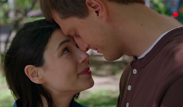 Кадр из сериала "Любовная сделка" (2025)