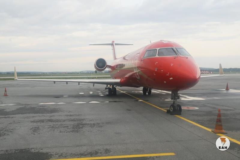    Самолет на полосе